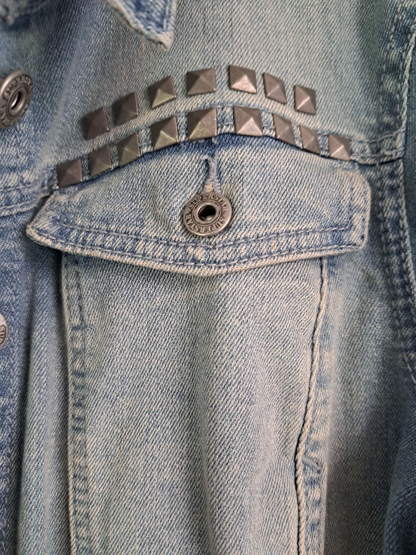 Jaqueta de Jeans Splinternieuw com studs (etiqueta de preço ainda está presa) – photo 4